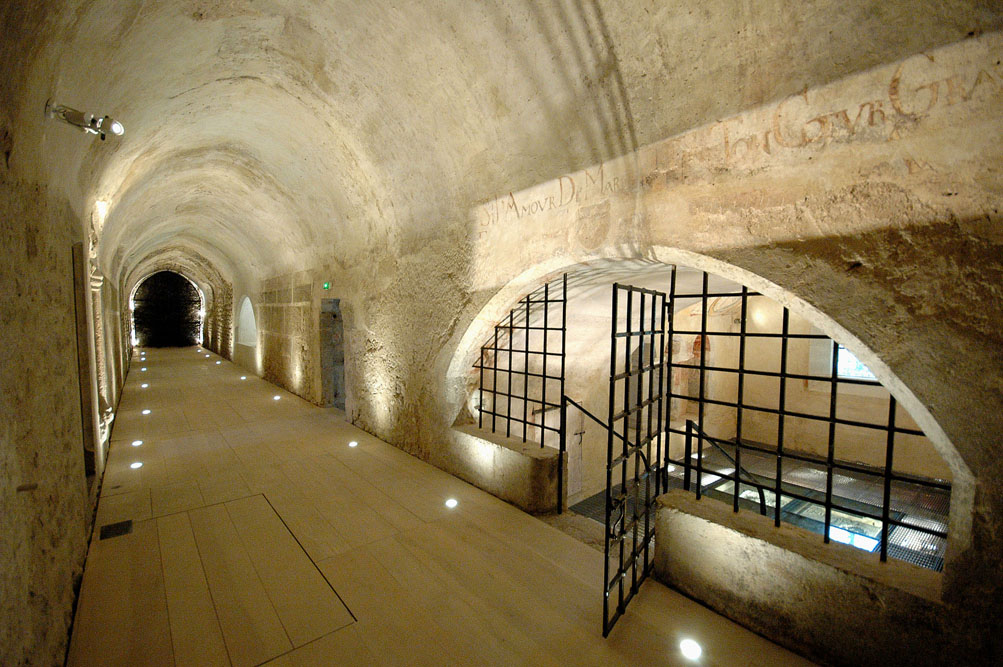 Galerie du grand cloitre de Saint-Claude (XIe siècle)