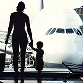 parent avec un enfant devant un avion