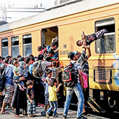 migrants sortant d'un train