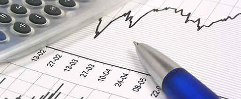 fotolia_310072.jpg (stock chart with calculator and pen)